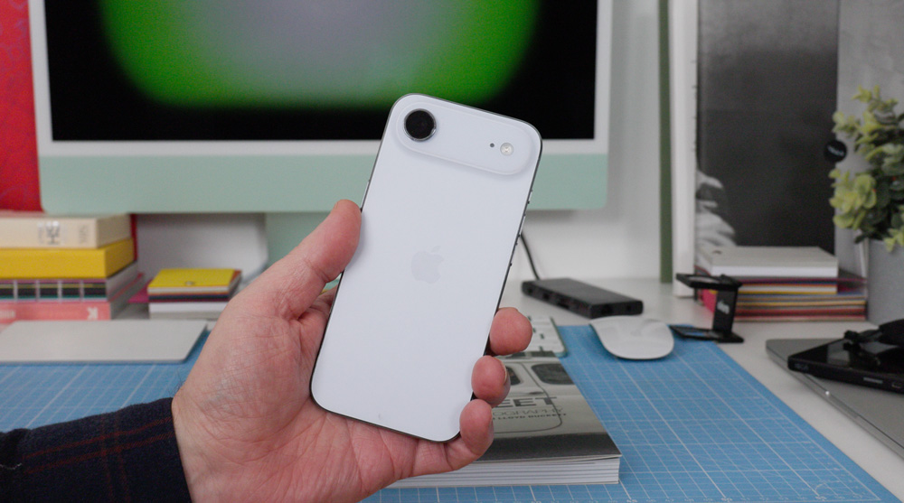 iPhone Air in Cloud White