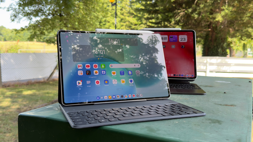 M4 iPad Pro alongside the HONOR MagicPad 4
